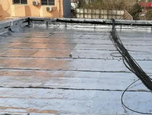 信阳市卫生间漏水维修公司分享下信阳市屋面楼顶防水刚性防水层施工要点。